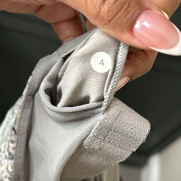 Lululemon Scoop Neck Tank Luon Petite Fleur Silver Spoon / Ambient Grey size 4 - Picture 4 of 7